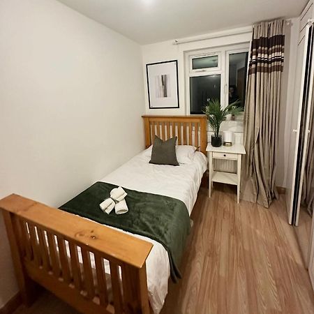 Relaxing Room In Spacious House لندن المظهر الخارجي الصورة