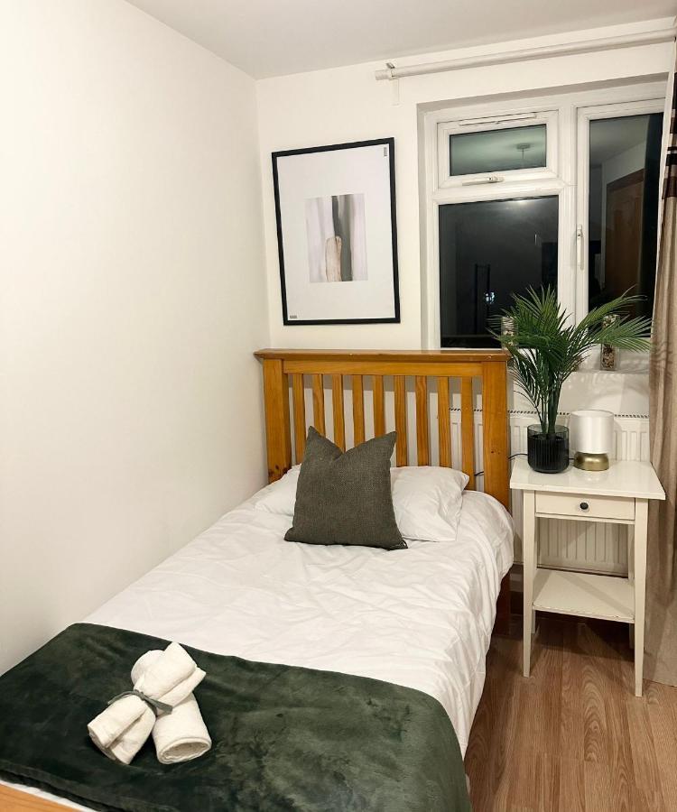 Relaxing Room In Spacious House لندن المظهر الخارجي الصورة