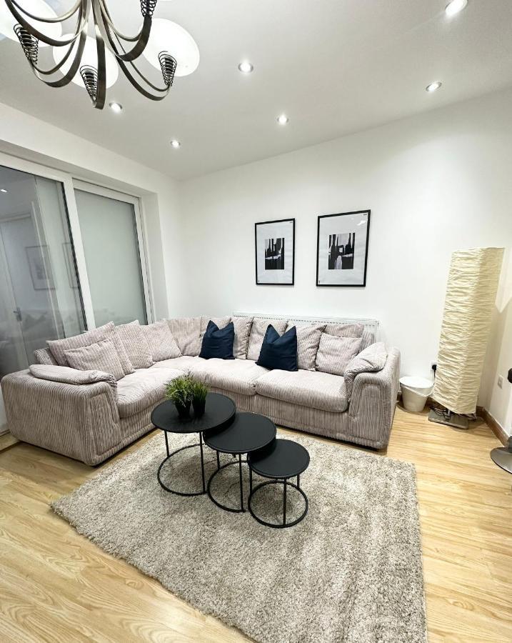 Relaxing Room In Spacious House لندن المظهر الخارجي الصورة