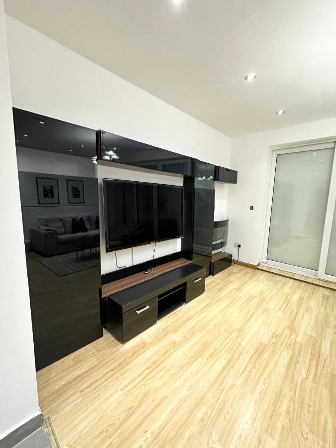 Relaxing Room In Spacious House لندن المظهر الخارجي الصورة