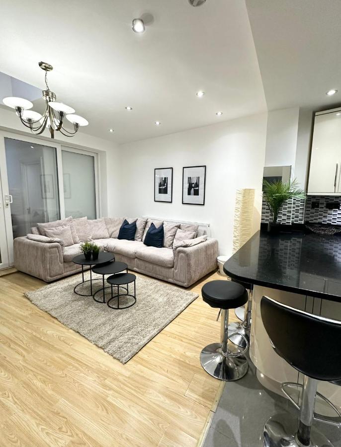 Relaxing Room In Spacious House لندن المظهر الخارجي الصورة