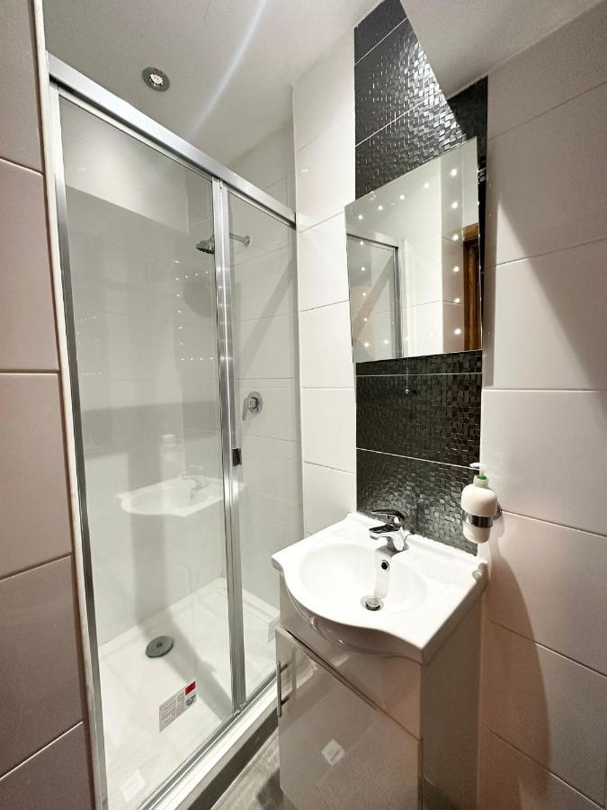 Relaxing Room In Spacious House لندن المظهر الخارجي الصورة
